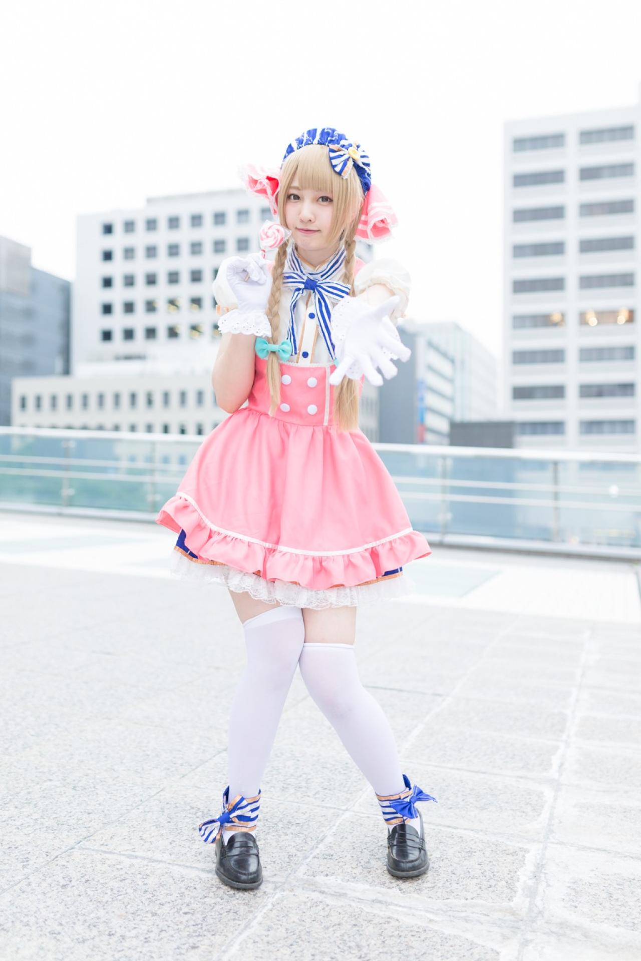 玖音さん扮南小鸟右手拿着棒棒糖，左手五指张开