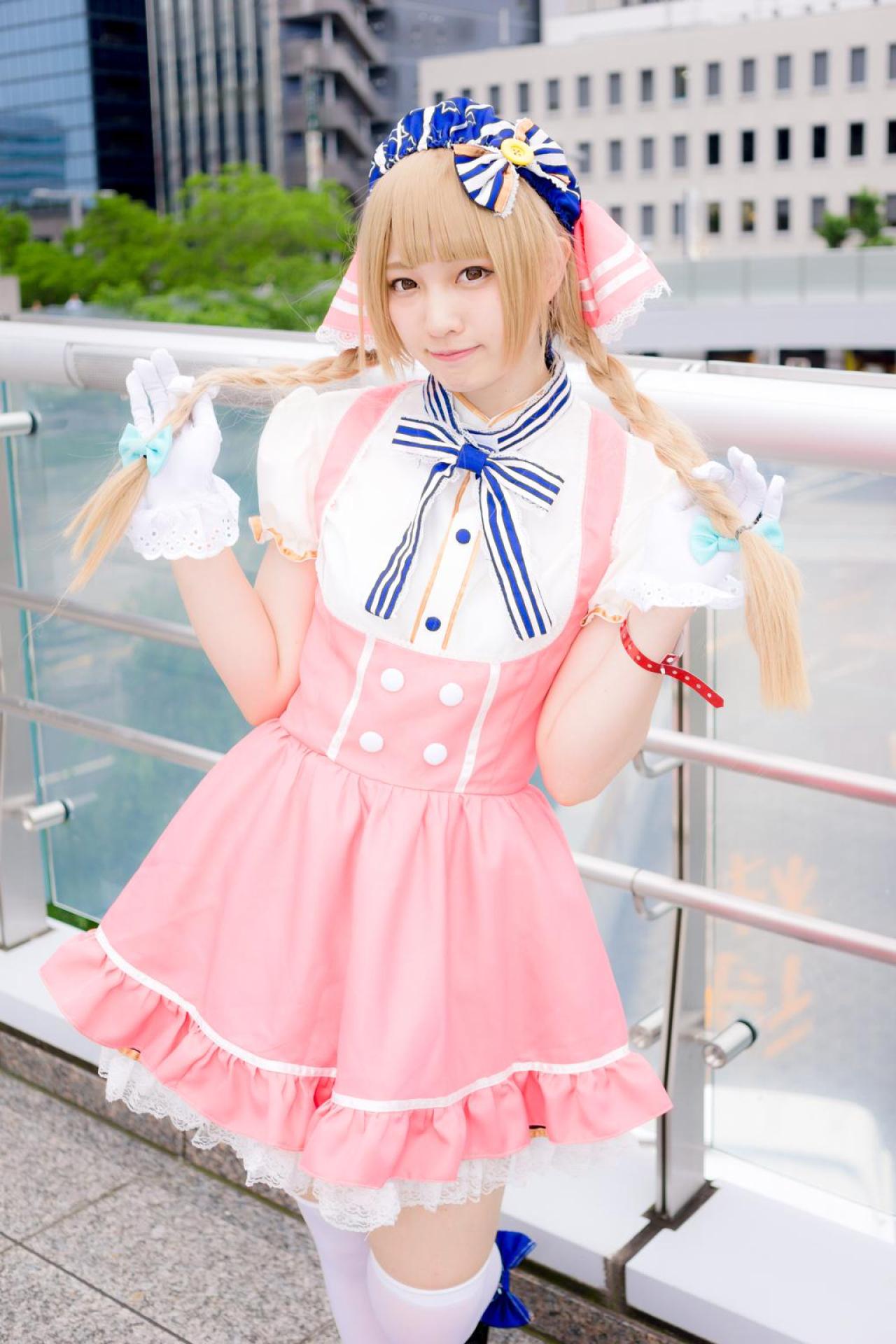 玖音さん扮南小鸟双手拉起麻花辫