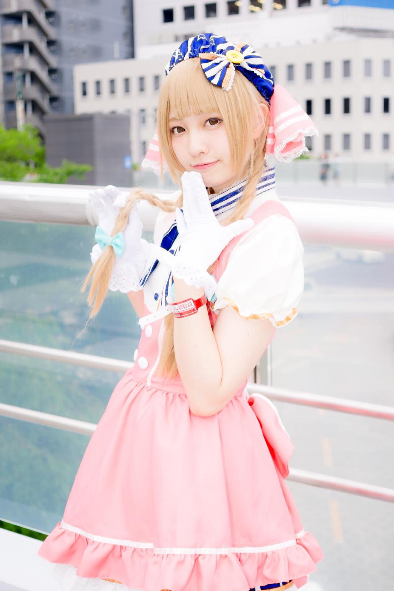 玖音さん扮南小鸟由右手捏着麻花辫，左手轻扶唇角 3/4侧面 站姿