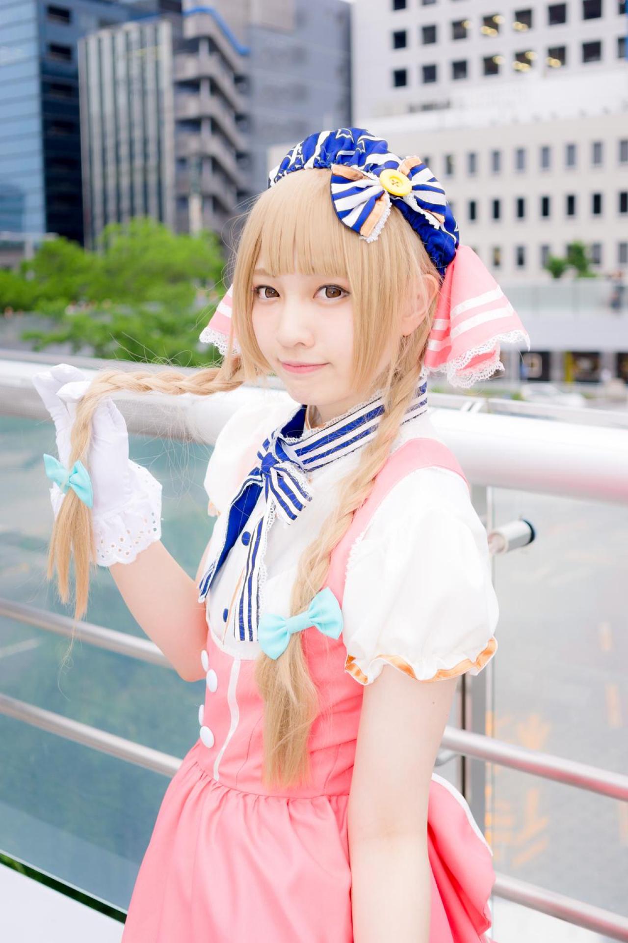 玖音さん扮南小鸟由右手捏着麻花辫 站在栏杆前