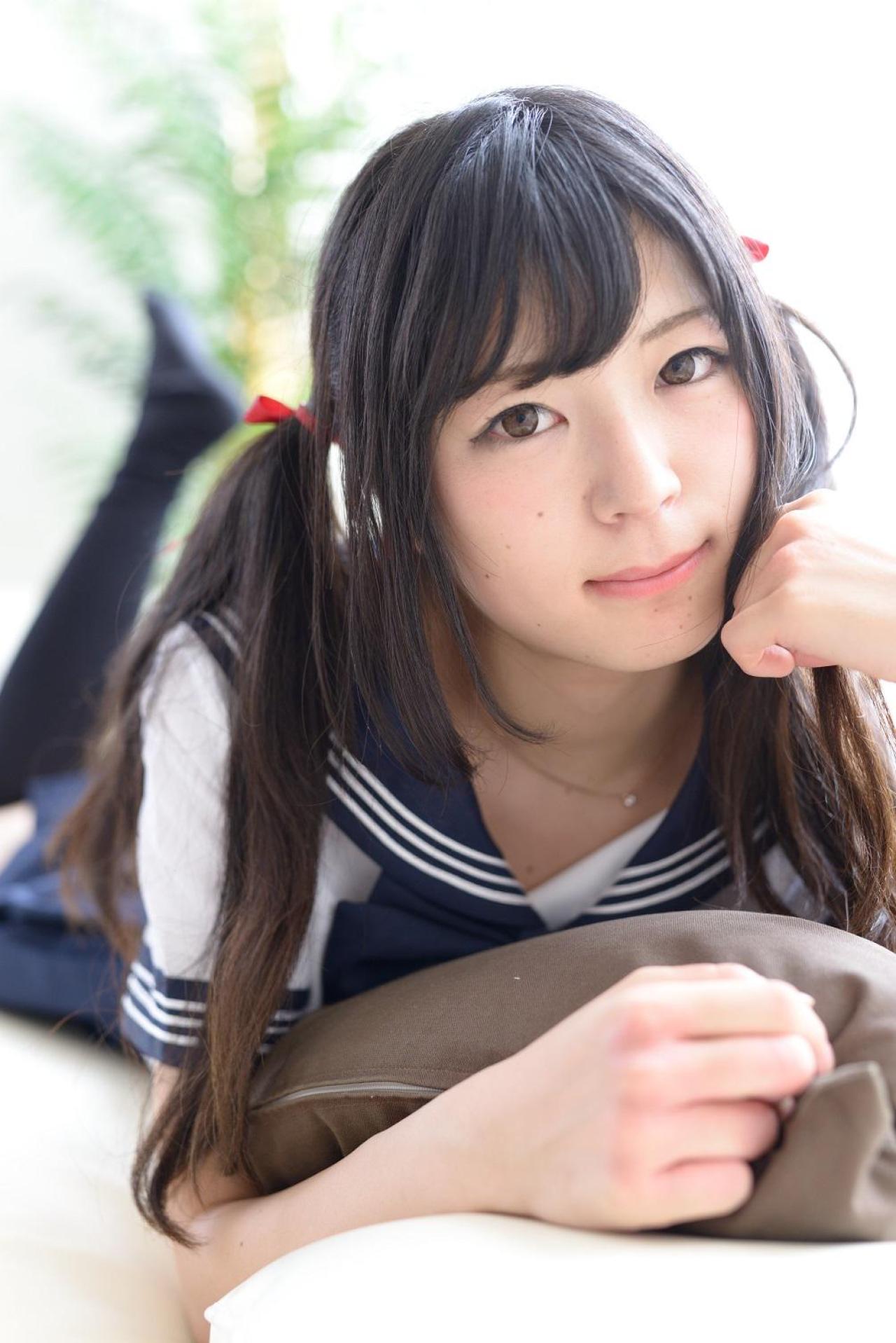 未凛抱枕枕头趴在床上