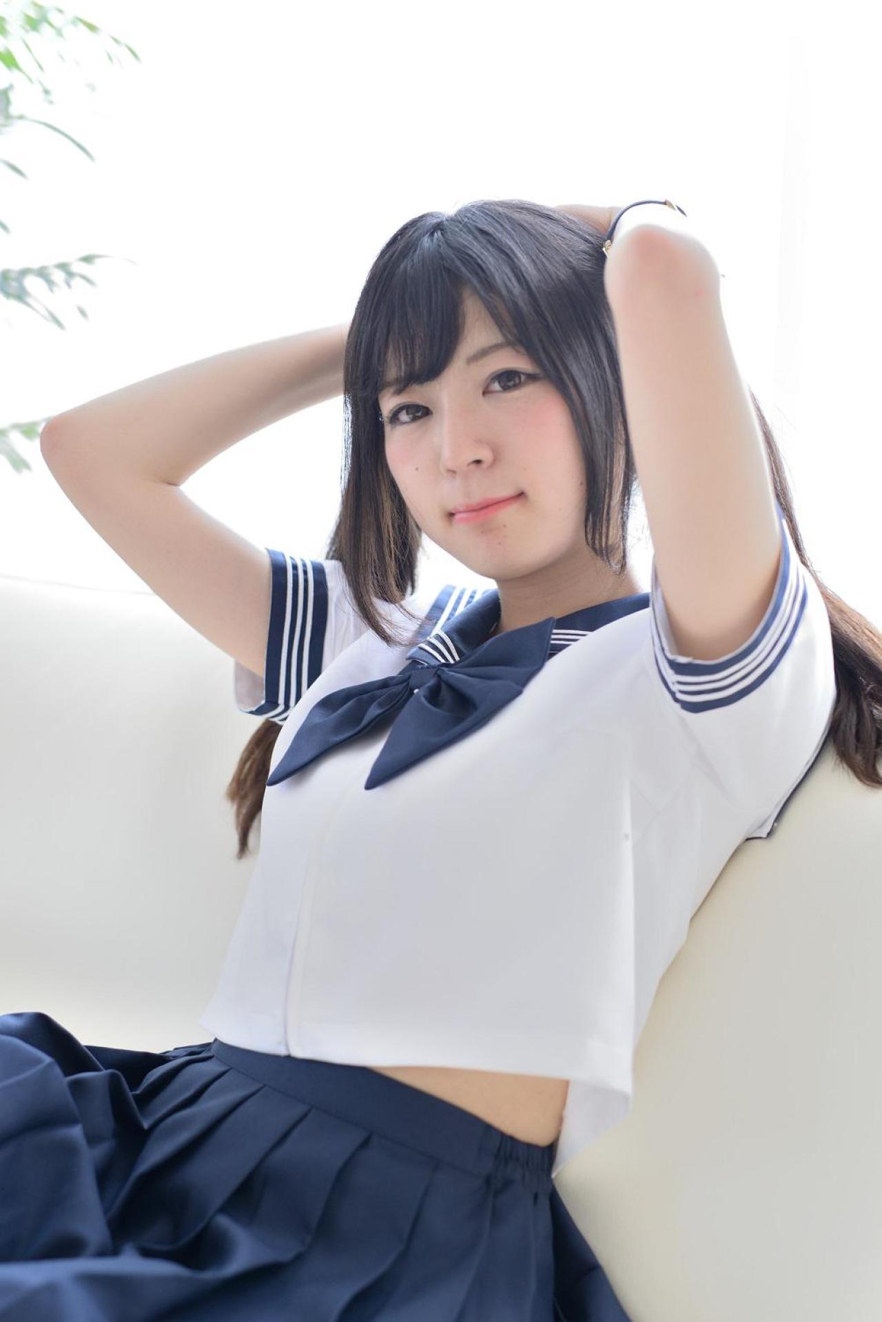 未凛靠在窗边，双手向后聚拢马尾 3/4侧面