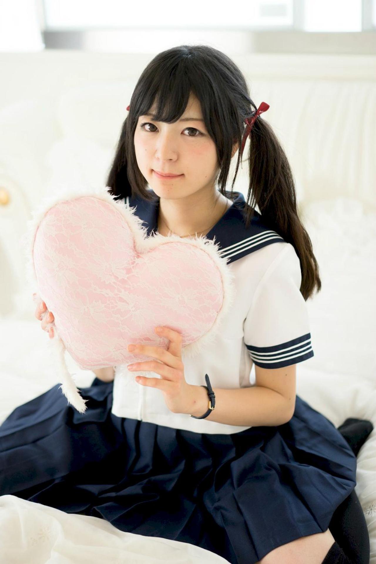 未凛双手捧着粉色桃心跪在床上