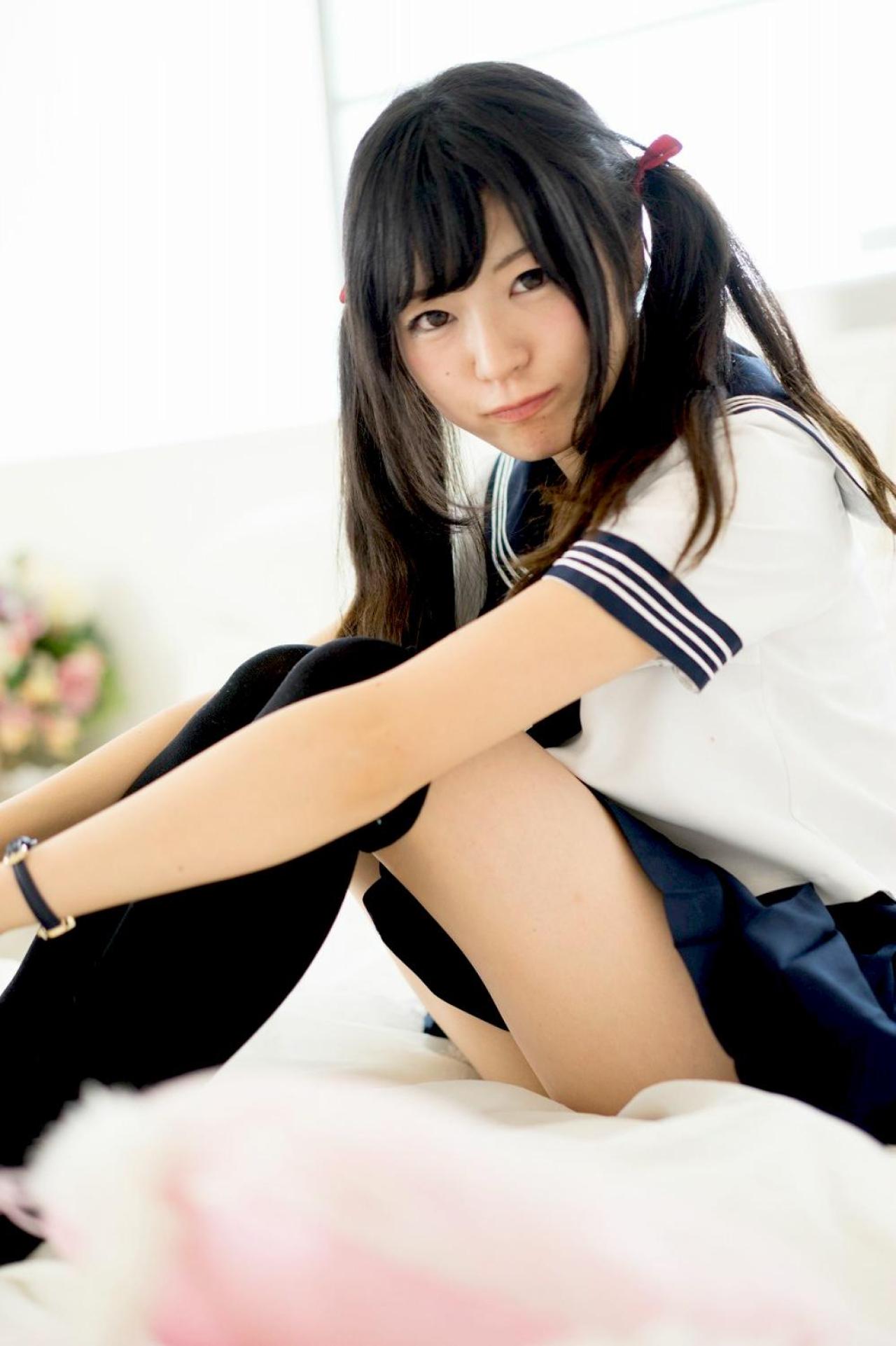 未凛双手怀抱膝盖侧身坐在床上