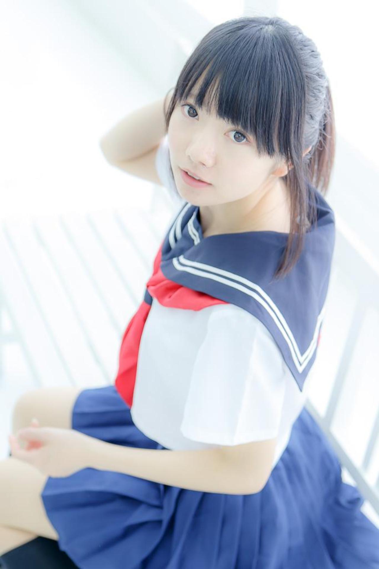 あっきん坐在窗前回眸