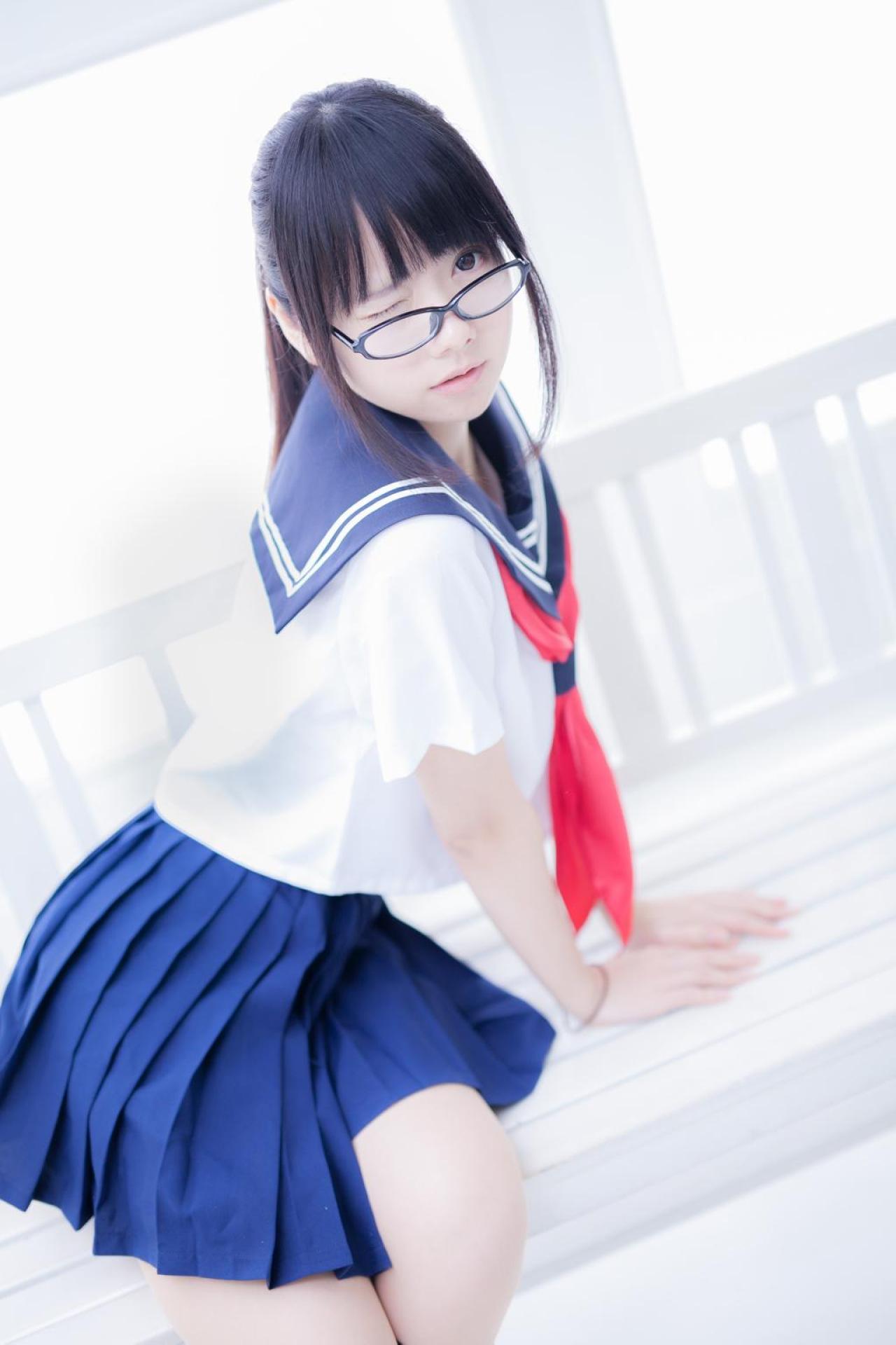 あっきん扒在长椅上，戴着眼镜眨眼卖萌