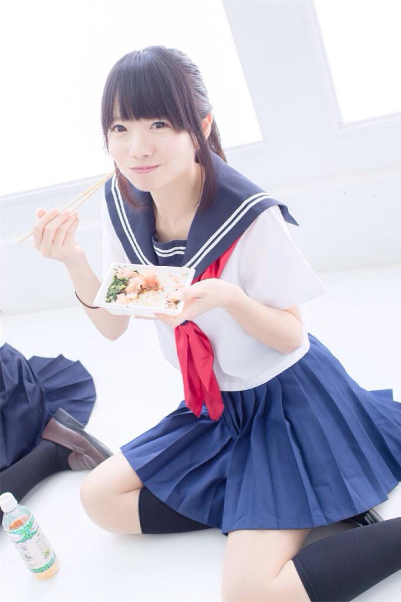 あっきん跪在地上，右手拿着筷子，左手捧着盒饭