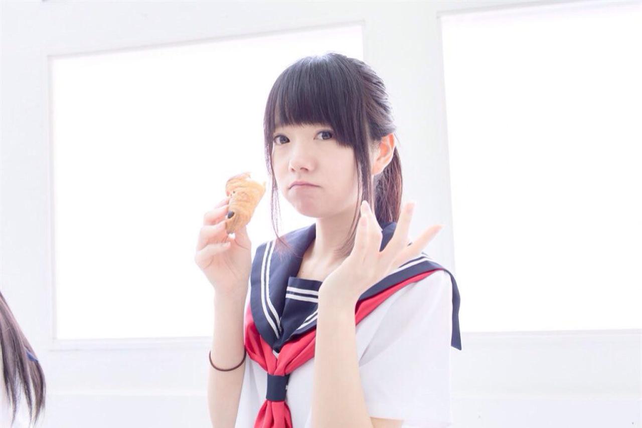 あっきん右手举着面包