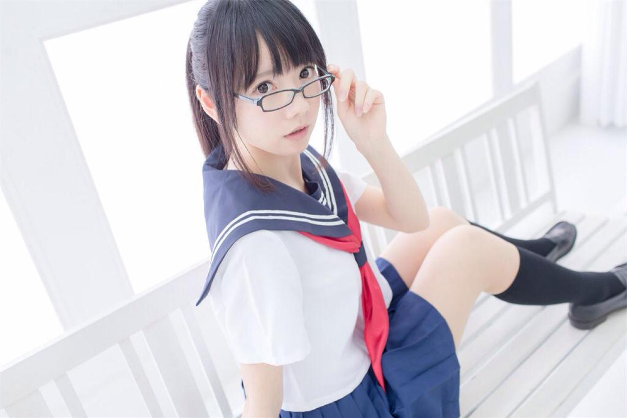 あっきん坐在长椅上，扶着眼镜回眸 3/4侧面