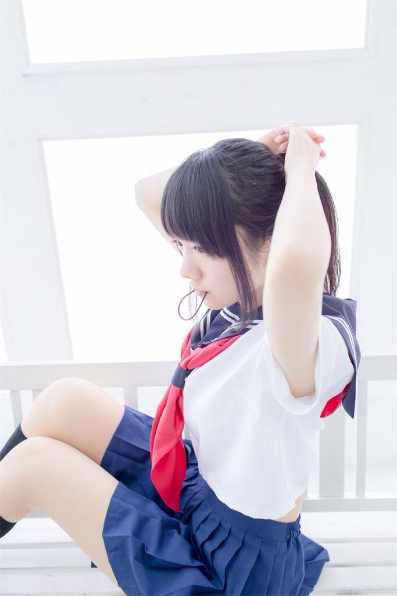 あっきん侧身坐在长椅上，叼着橡皮筋，双手背在脑后