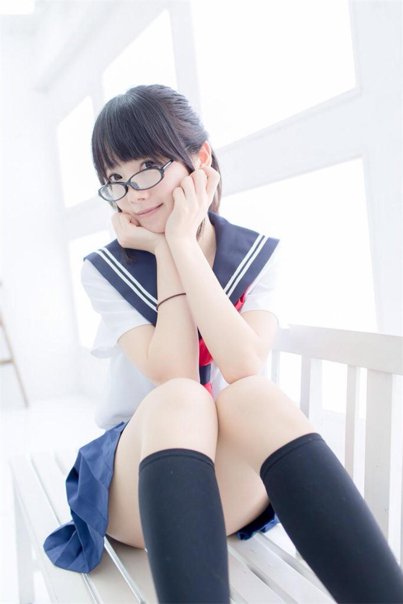 あっきん坐在长椅上，双手捧脸卖萌