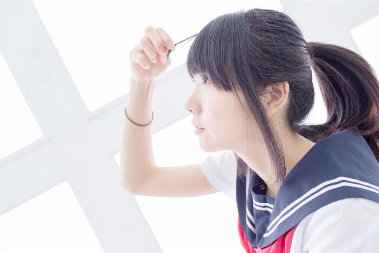 あっきん抬头仰望右手轻轻捏起的额头前的一束刘海儿