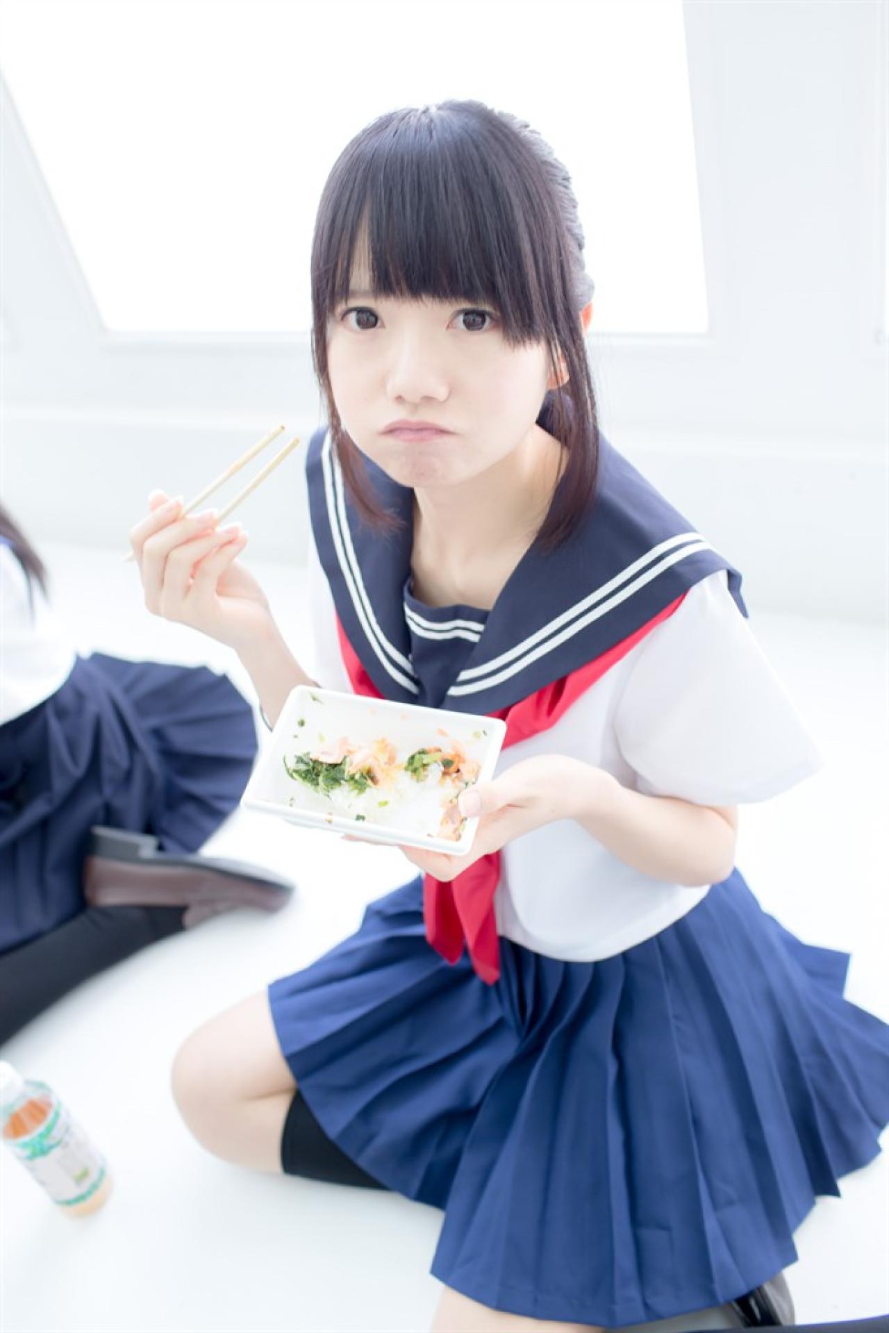 あっきん右手拿着筷子，租售捧着盒饭，撅嘴卖萌