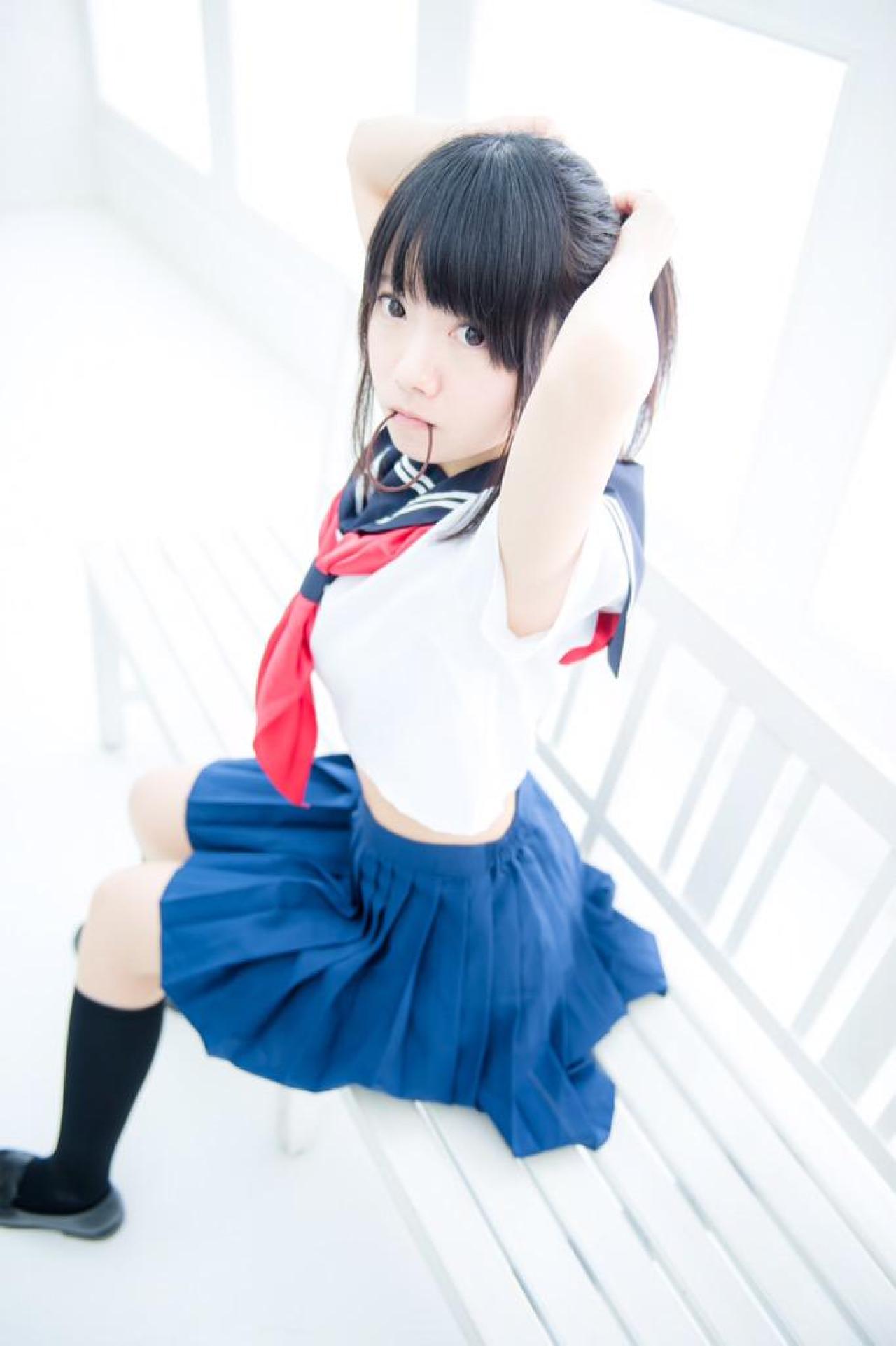 あっきん坐在长椅上，双手向后轻握单马尾