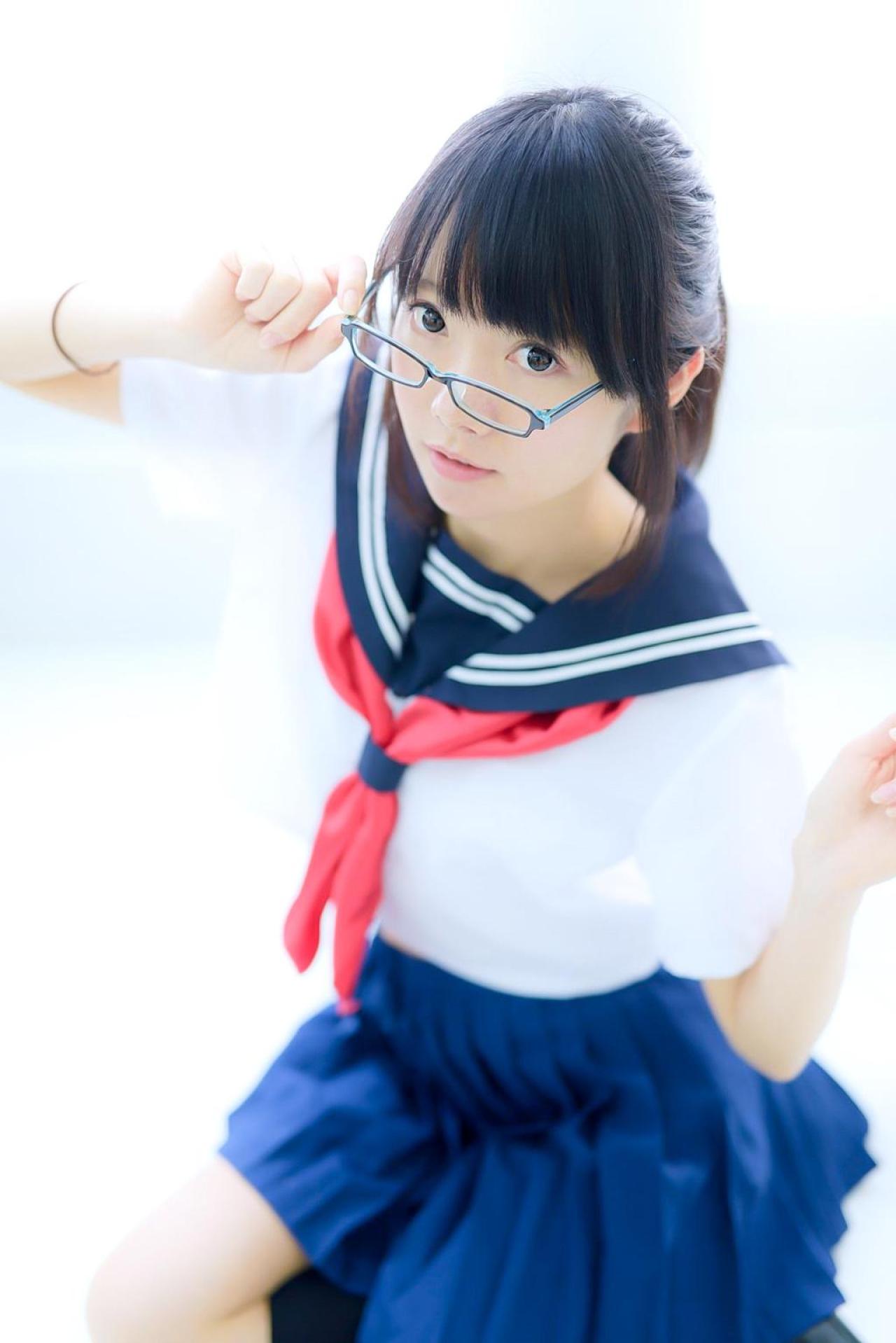 あっきん跪在地上，抬起左手，右手轻捏眼镜镜架