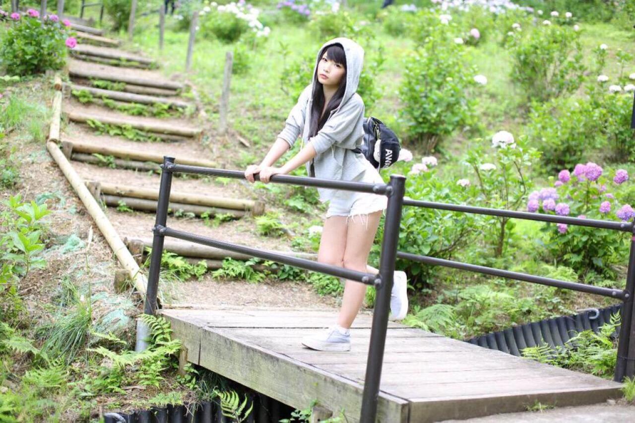 せん扶在小桥的栏杆上