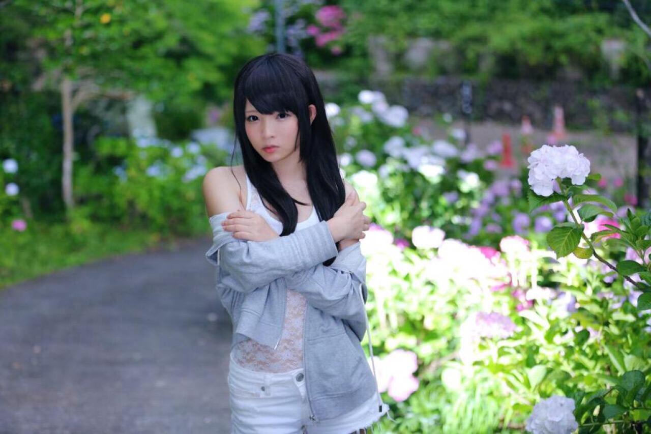 せん站在紫阳花的花丛旁