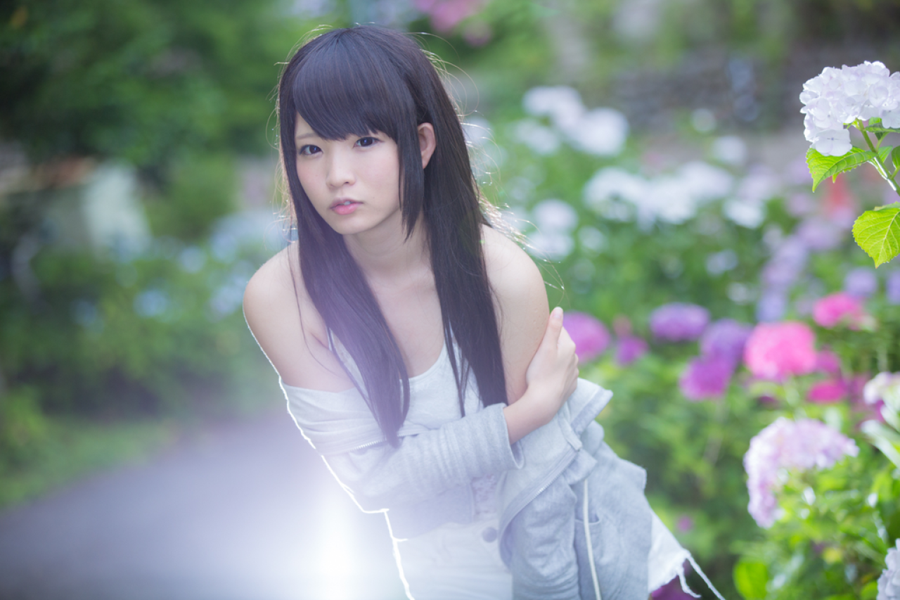 せん站在紫阳花的花丛旁，右倾身子