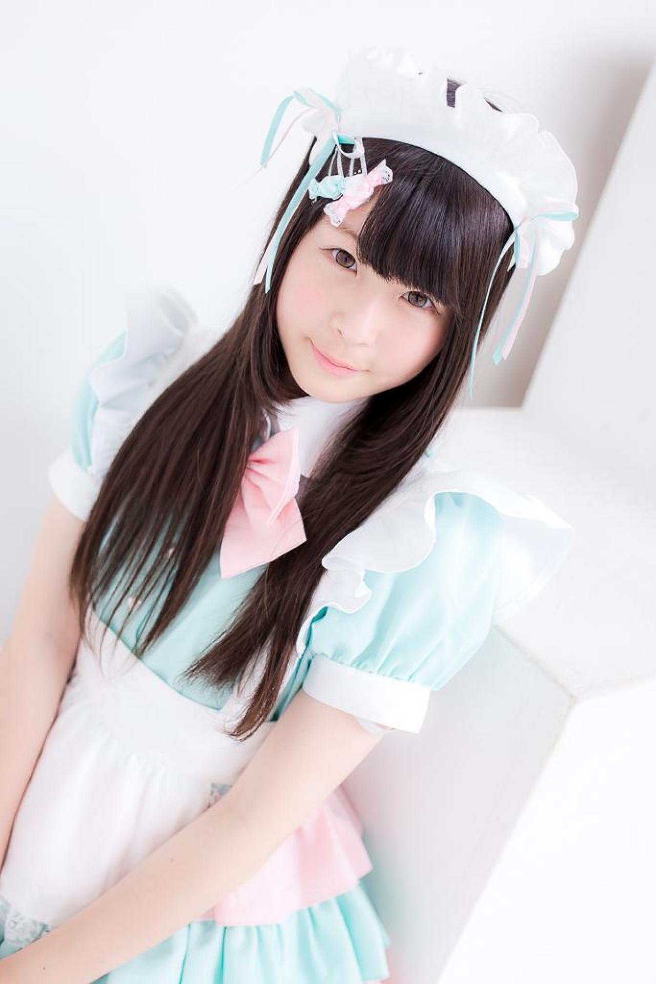 南ふうたそ坐在方块台阶旁，双臂贴着裙摆 3/4侧面