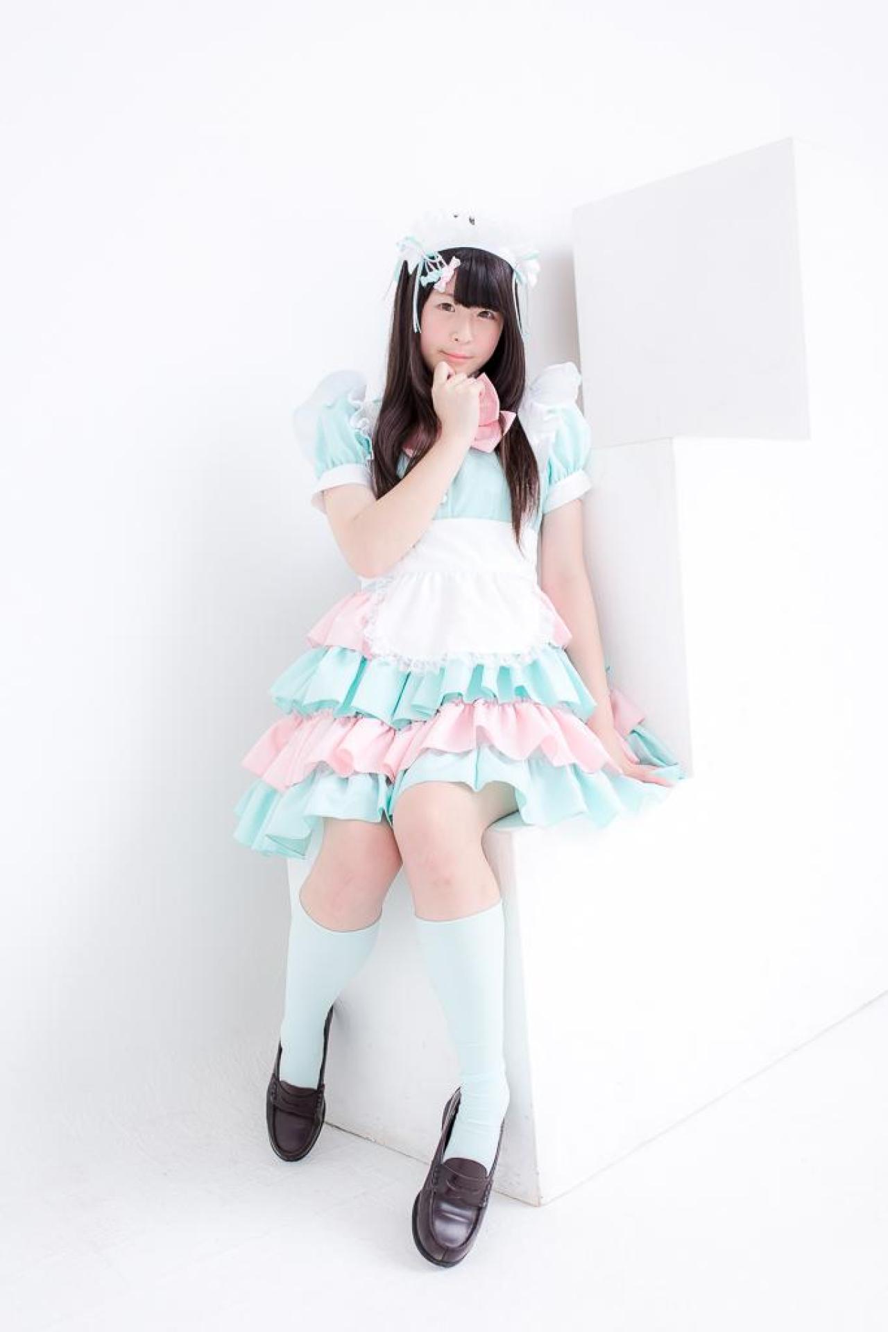 南ふうたそ坐在方块台阶上，右手轻扶下巴