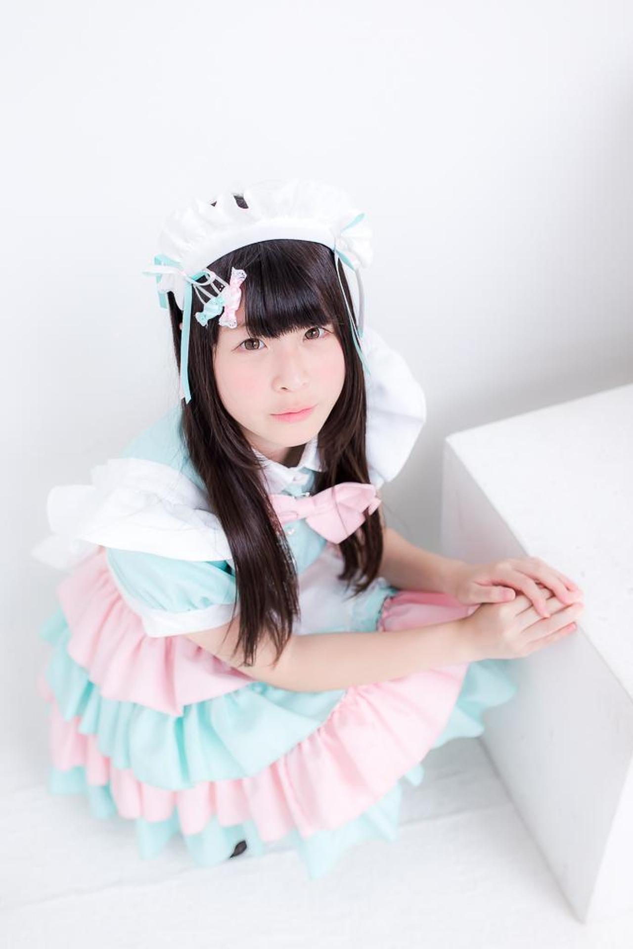 南ふうたそ蹲在方块台阶上，双手想贴扶着方块边缘