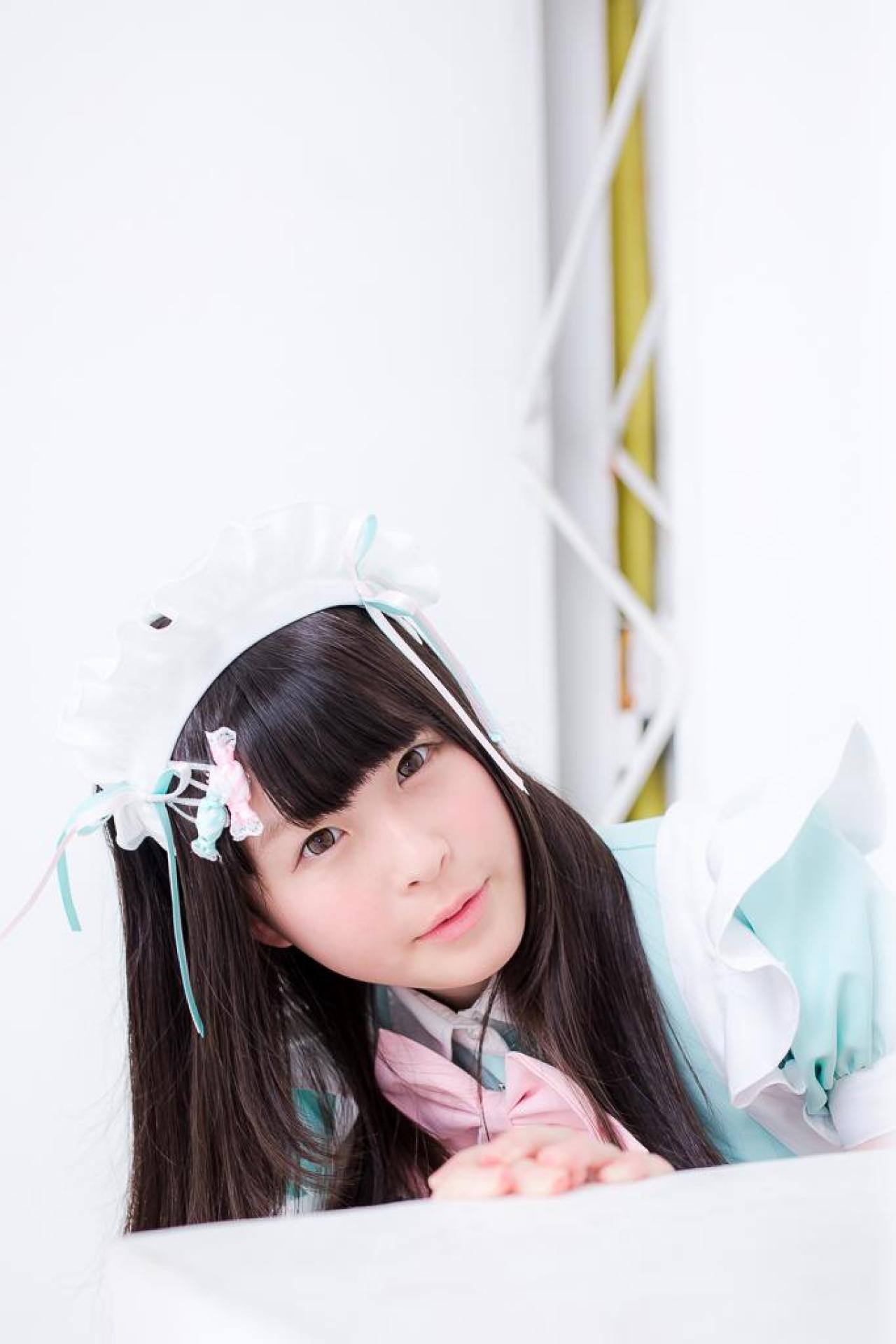 南ふうたそ趴在床上，歪着头 3/4侧面