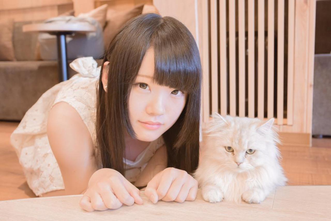 東雲りん双手半握拳作猫爪与猫咪一起卖萌地趴在桌上