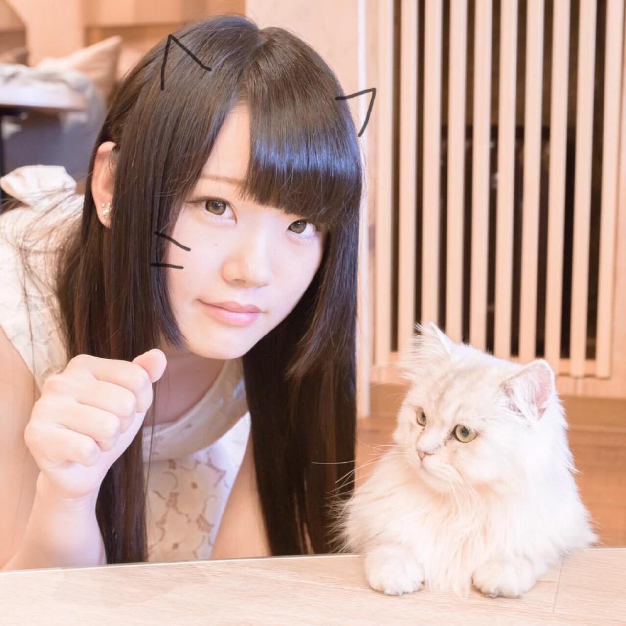 東雲りん右手作猫爪卖萌，躬身站在猫咪身旁