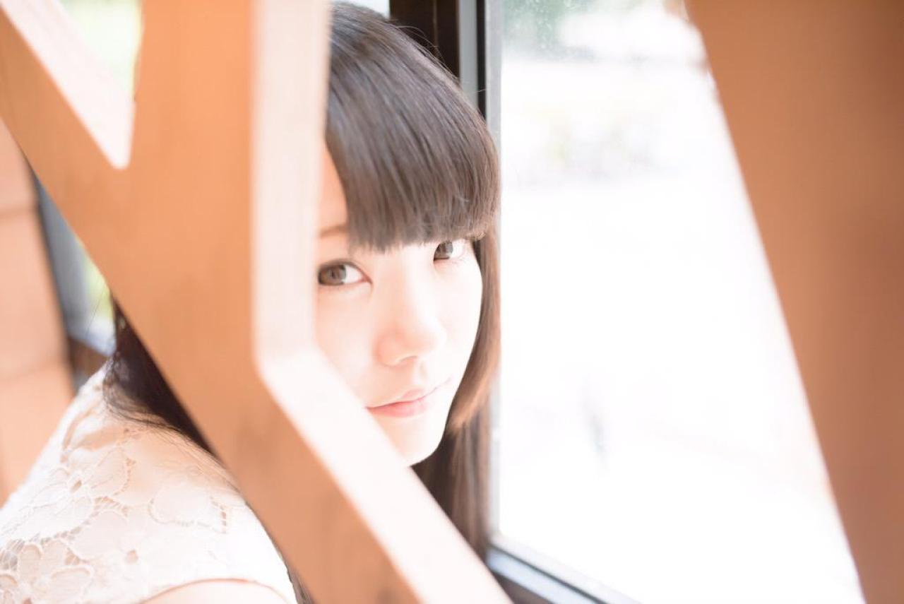 東雲りん趴在窗前回眸