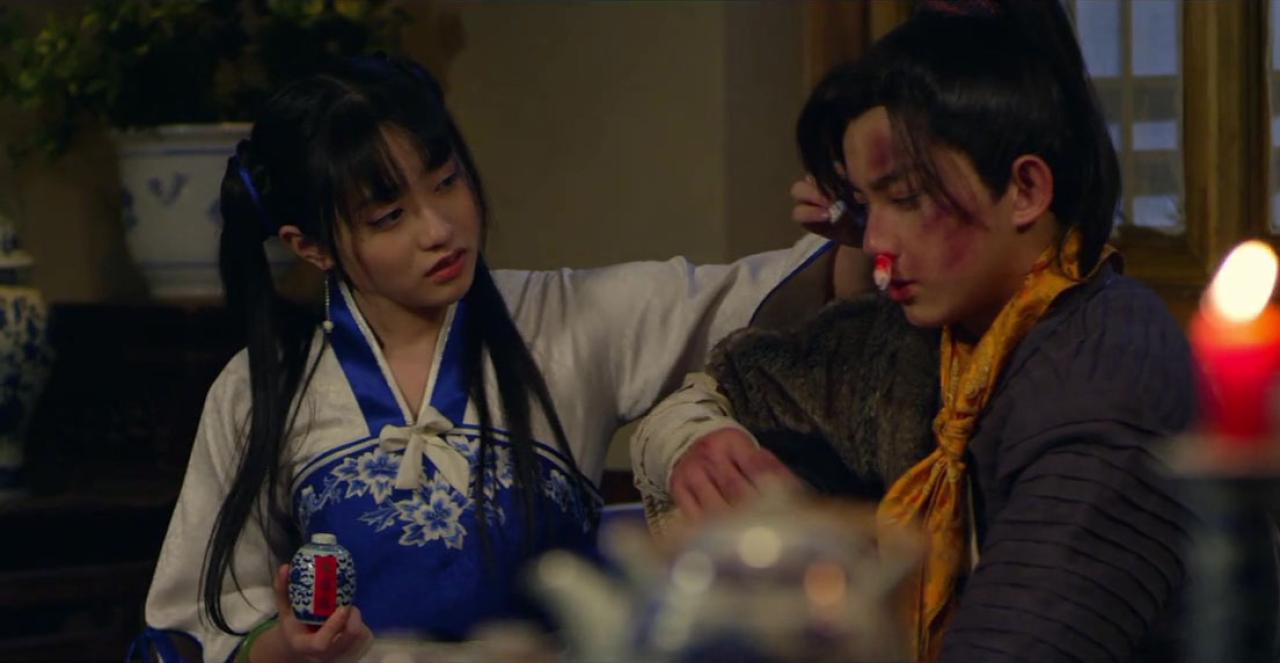 孙雪宁扮赵灵儿正在给李逍遥擦药