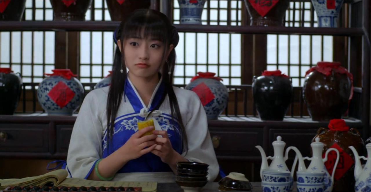 孙雪宁扮赵灵儿拿着玉米撅嘴卖萌