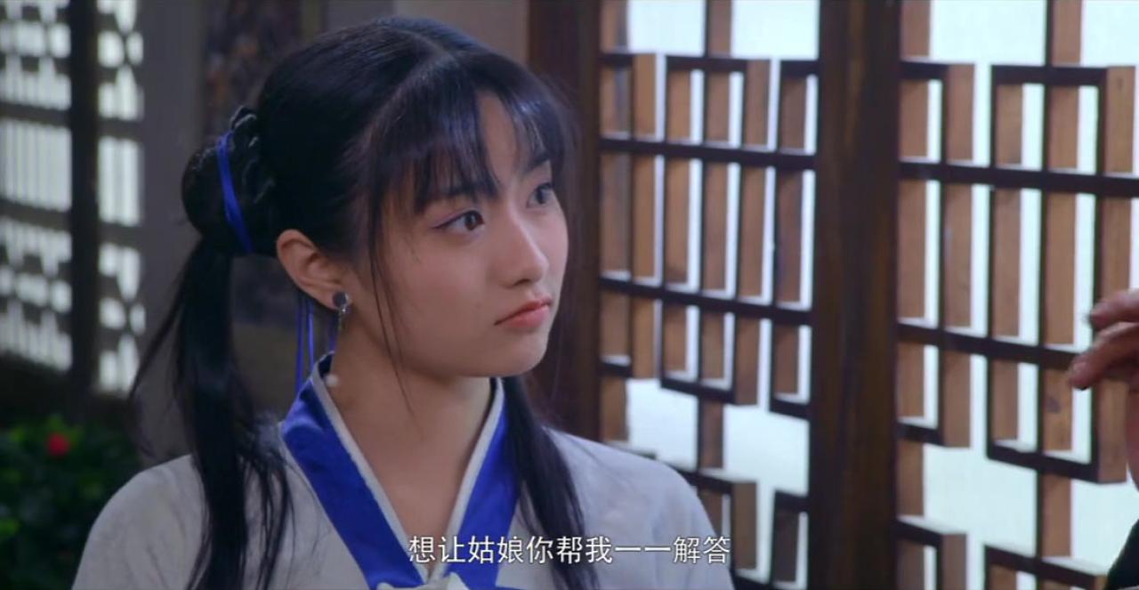 孙雪宁扮赵灵儿撅嘴看着结账的客人