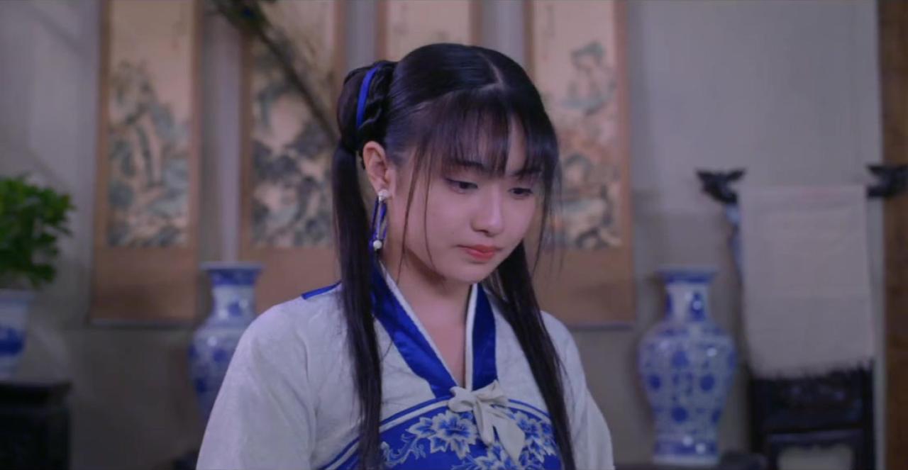 孙雪宁扮赵灵儿低头思考