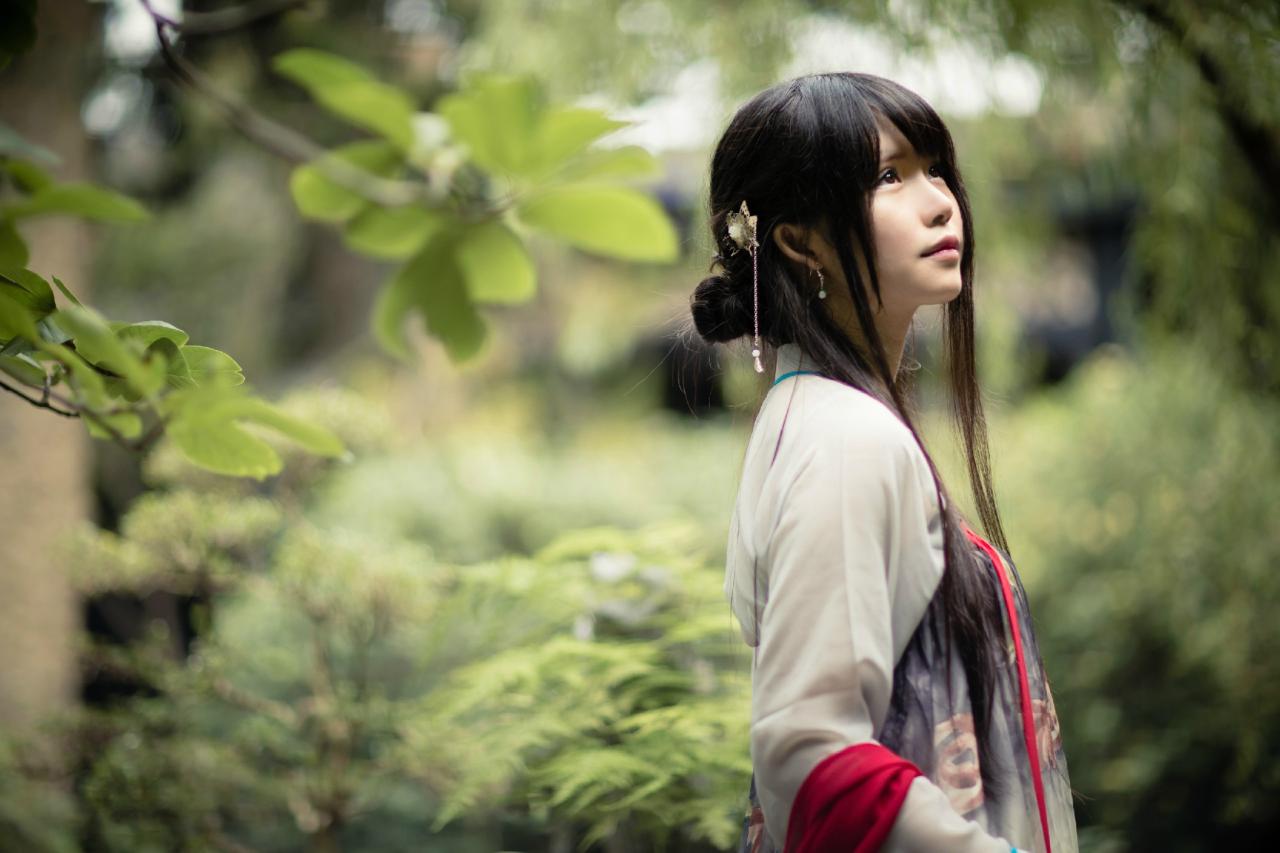 安姐姐侧身站在树下，仰望天空 上半身横幅