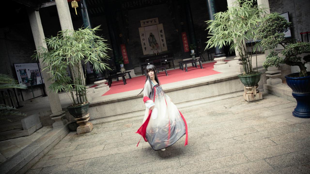 安姐姐双手拎起裙摆，站在庭院之中