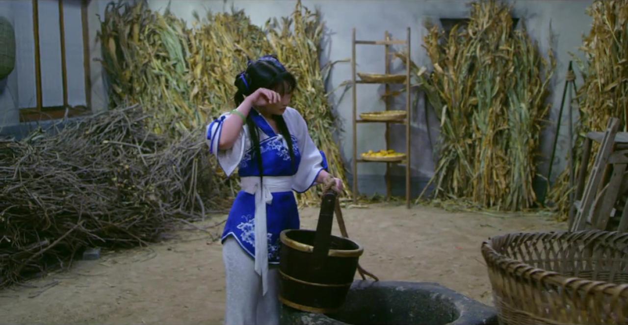 孙雪宁扮赵灵儿正在从井里打水擦汗