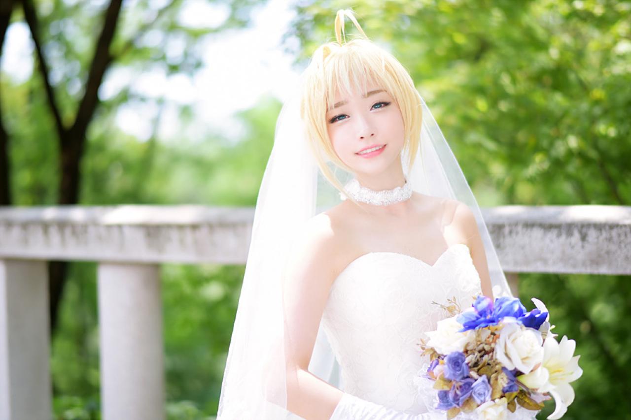 兔娘tomia扮演阿尔托利亚·潘德拉贡SABER双手捧花正面微笑 横幅