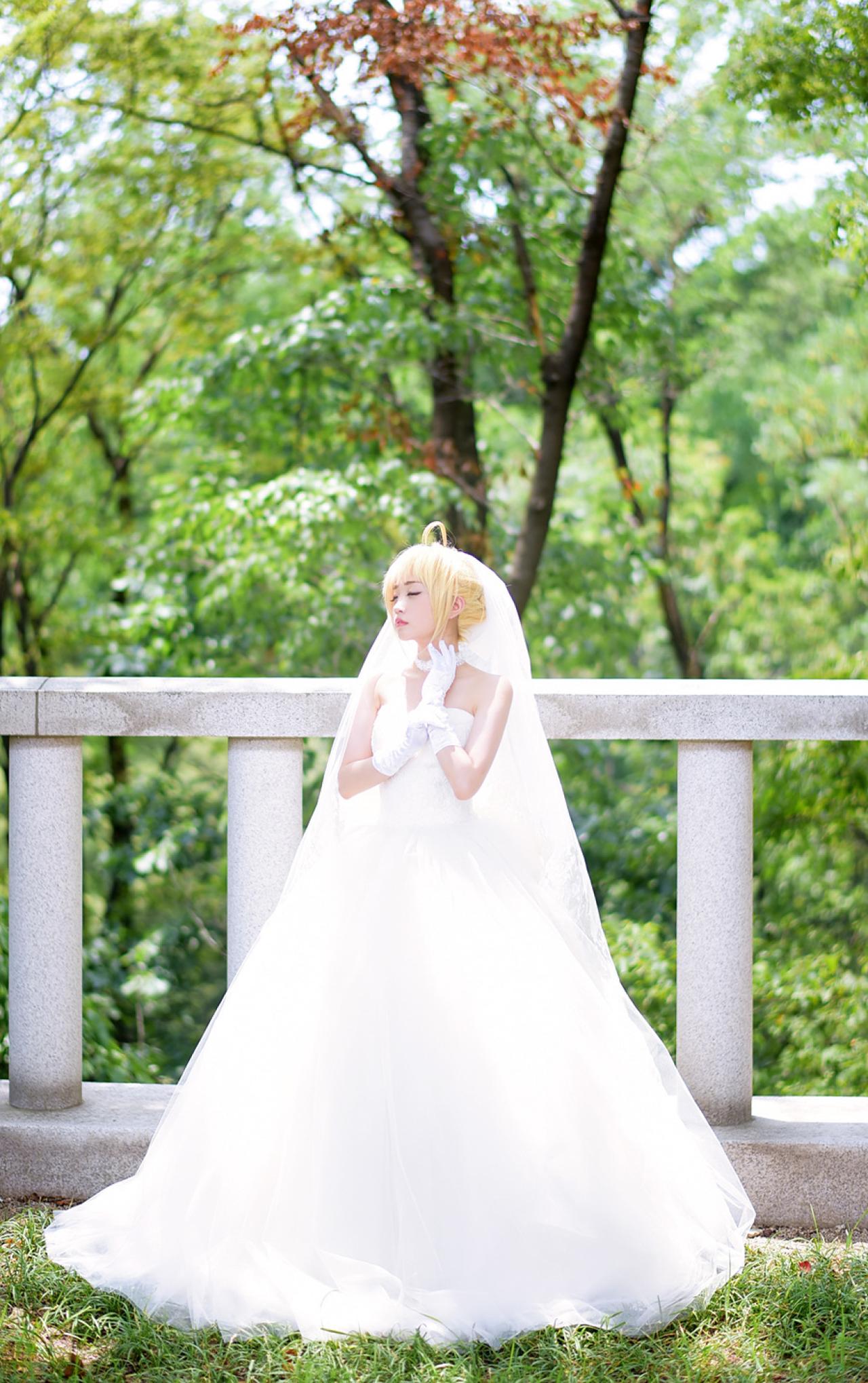 兔娘tomia扮演阿尔托利亚·潘德拉贡SABER轻扶脸颊站在栏杆前