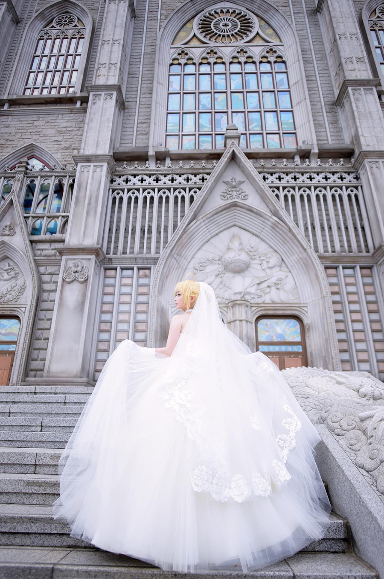 兔娘tomia扮演阿尔托利亚·潘德拉贡SABER站在台阶双手拎起裙摆的背影