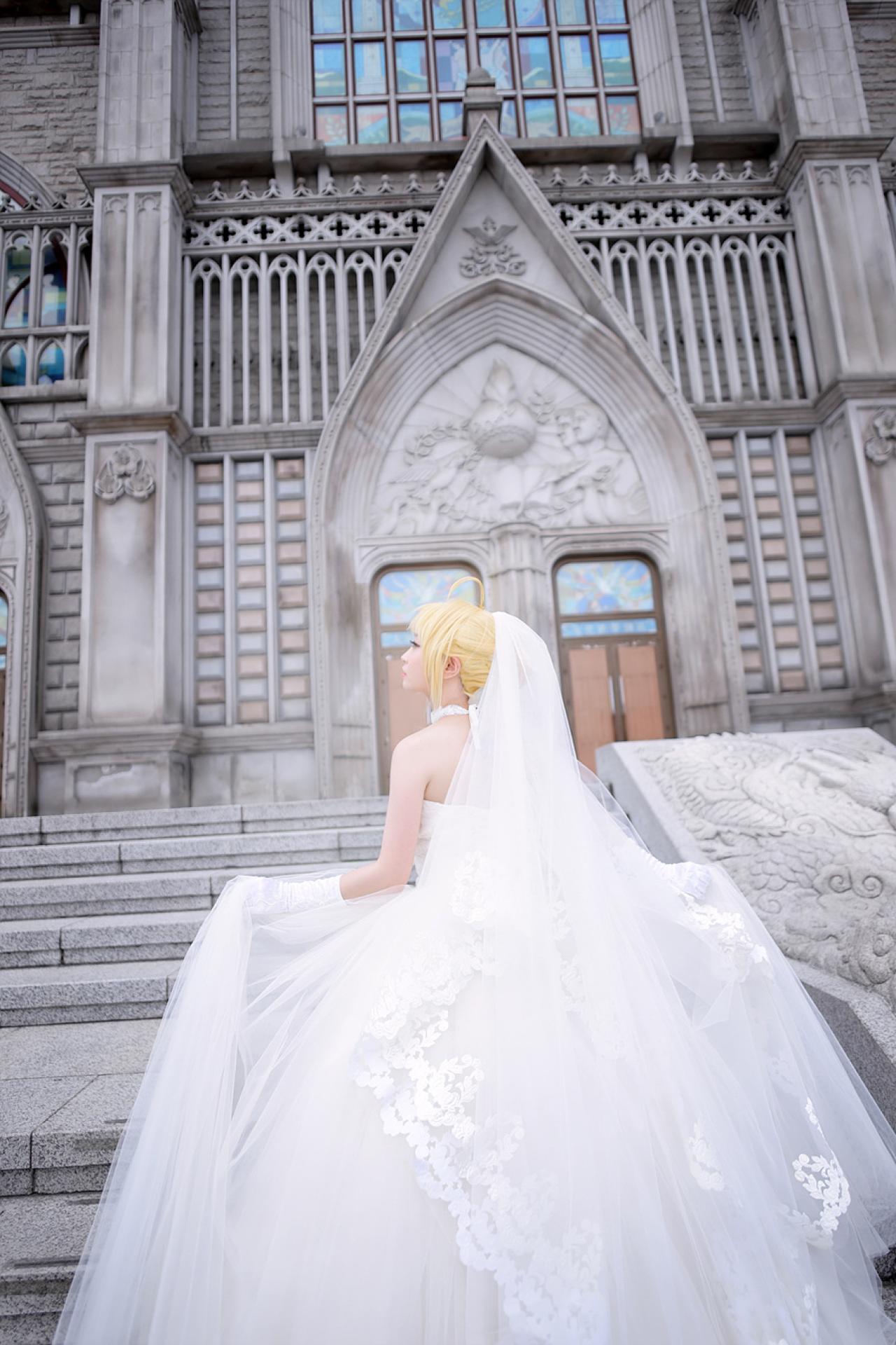 兔娘tomia扮演阿尔托利亚·潘德拉贡SABER站在台阶双手拎起裙摆的背影