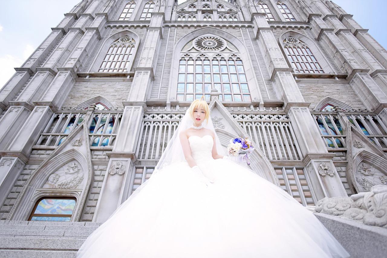 兔娘tomia扮演阿尔托利亚·潘德拉贡SABER左手持花，右手搭在裙摆上，站在台阶上 正面