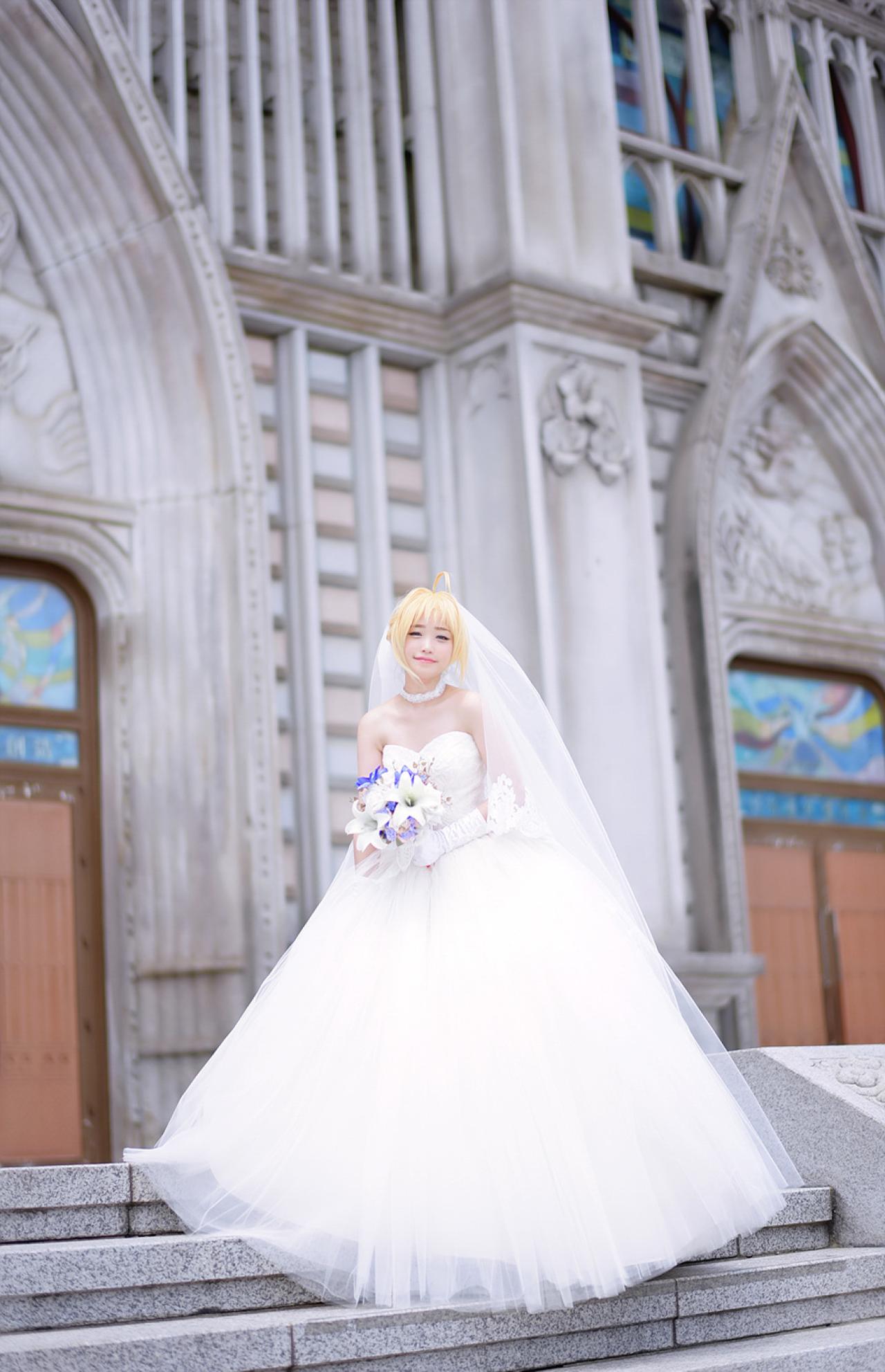 兔娘tomia扮演阿尔托利亚·潘德拉贡SABER双手捧花站在台阶上