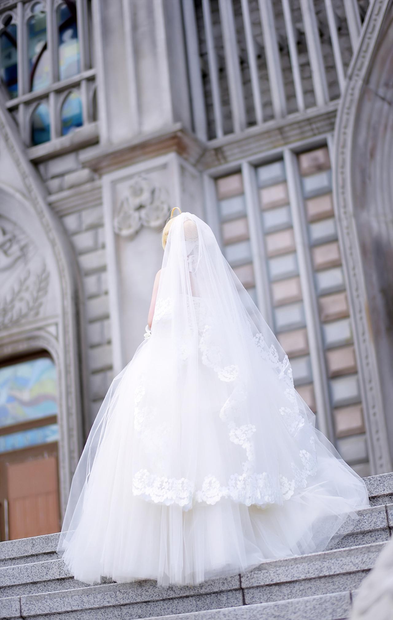 兔娘tomia扮演阿尔托利亚·潘德拉贡SABER站在台阶上，3/4侧面背影