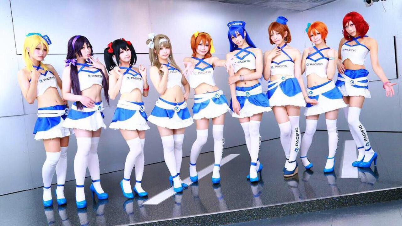 ゆず扮高坂穗乃果、わさび扮园田海未、此里扮南小鸟、kina扮西木野真姬、茉夏扮星空凛、かりちゃ扮小泉花阳、姫美那扮矢泽妮可、ぴけ扮东条希、せな扮绚濑绘里站在台上 横幅