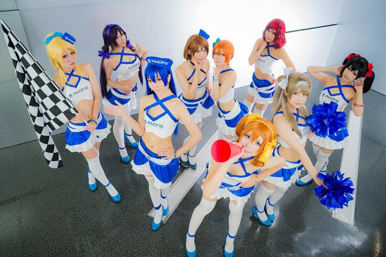 ゆず扮高坂穗乃果吹着喇叭、わさび扮园田海未、此里扮南小鸟拿着拉拉队花球、kina扮西木野真姬、茉夏扮星空凛、かりちゃ扮小泉花阳、姫美那扮矢泽妮可、ぴけ扮东条希、せな扮绚濑绘里拿着赛车发令旗 站姿 横幅