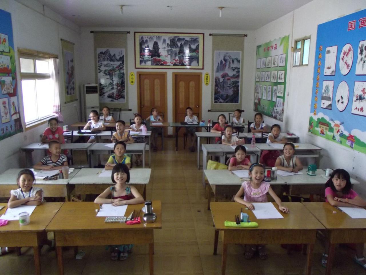 圆梦画室中级班学生听讲的情景