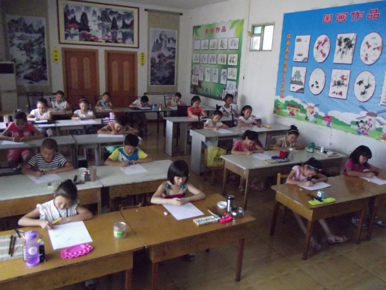 圆梦画室中级班学生绘画的情景