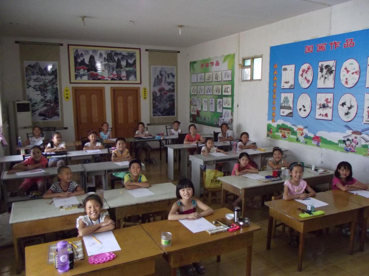 圆梦画室中级班学生微笑的情景