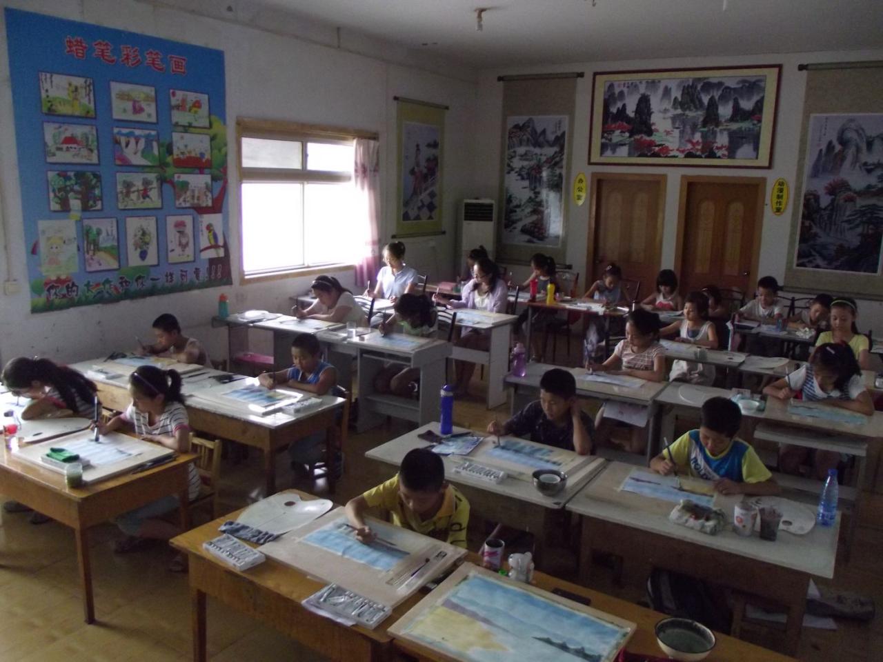 圆梦画室一部提高班的学生正在创作水彩风景画