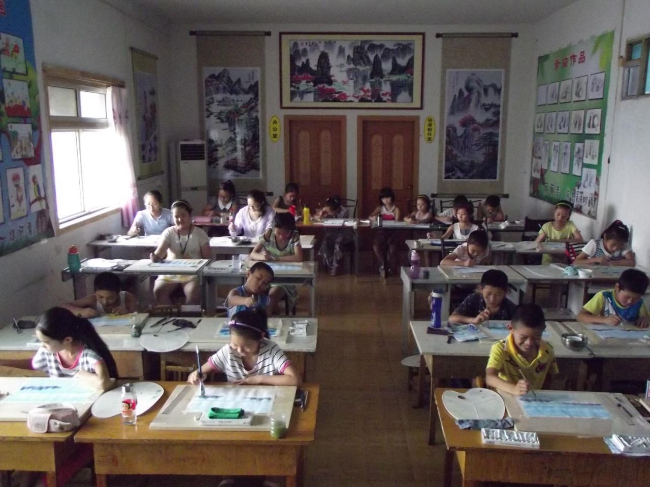 圆梦画室一部提高班的学生正在画水彩画的情景